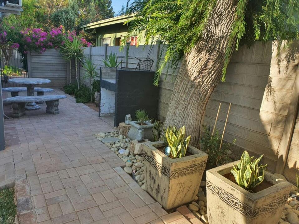 Tehillah Guesthouse Upington Exteriör bild