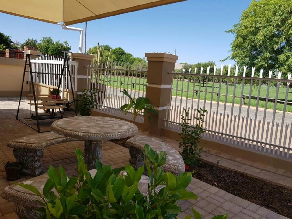 Tehillah Guesthouse Upington Exteriör bild